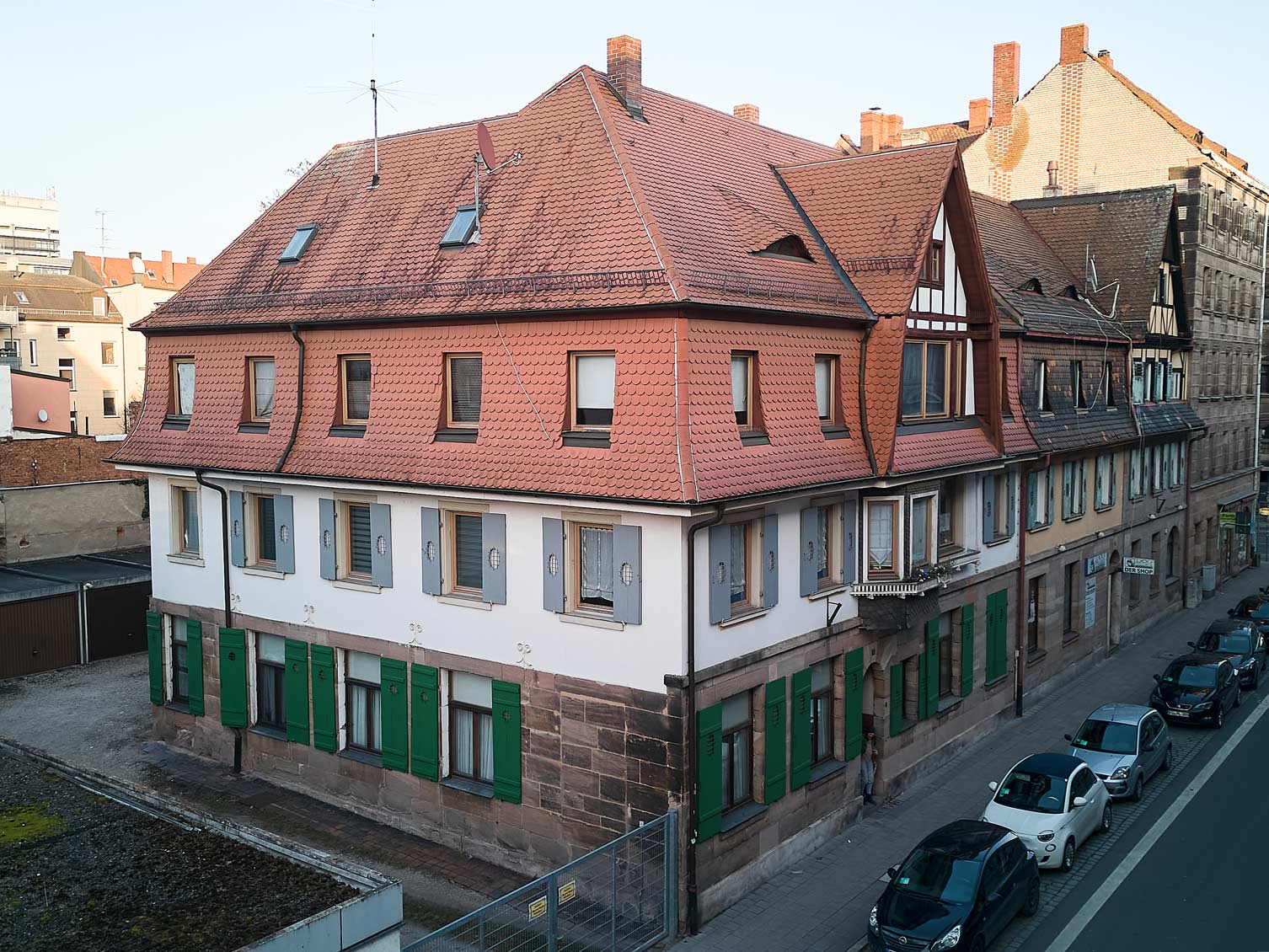 Johannisstraße 4, Fürth, Wohngebäude mit historischer Fassade