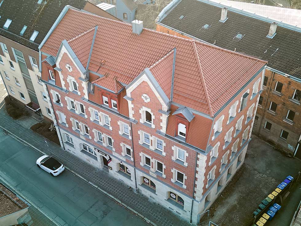 Kreuzsteinstraße 26, Nürnberg, mehrstöckiges Wohngebäude mit roter Fassade