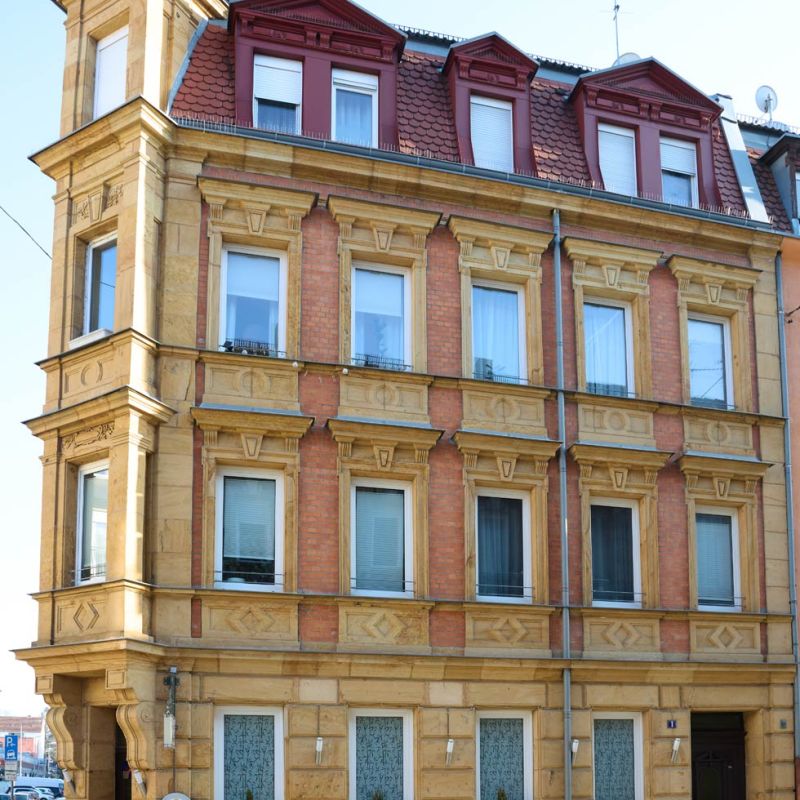 Troststraße 1, Nürnberg, mehrstöckiges Wohngebäude mit Sandsteinfassade, seitlich rechts