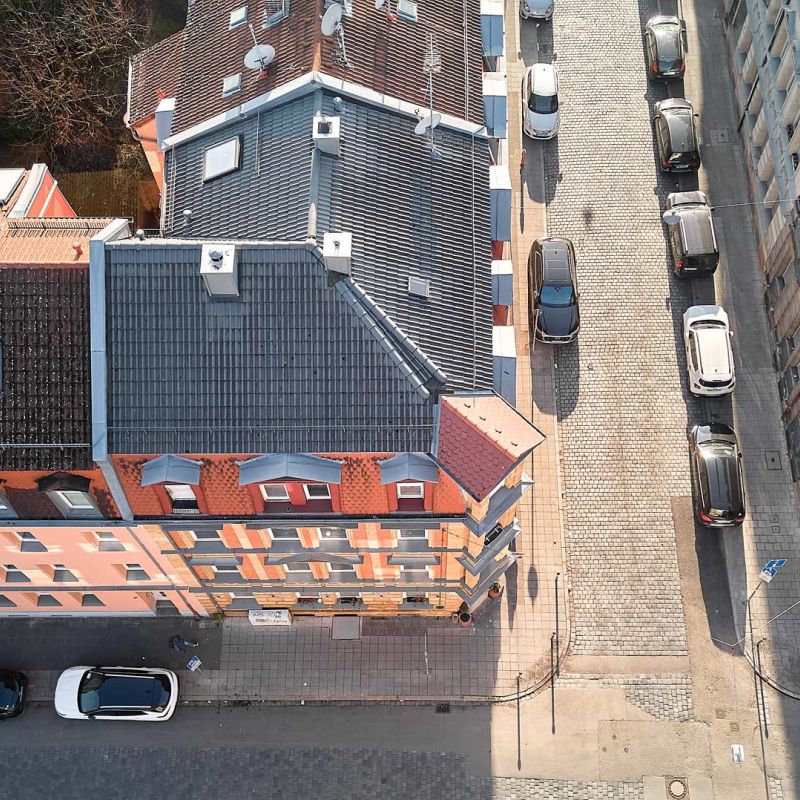 Troststraße 1, Nürnberg, mehrstöckiges Wohngebäude mit Sandsteinfassade, Drohnenaufnahme Draufsicht seitlich