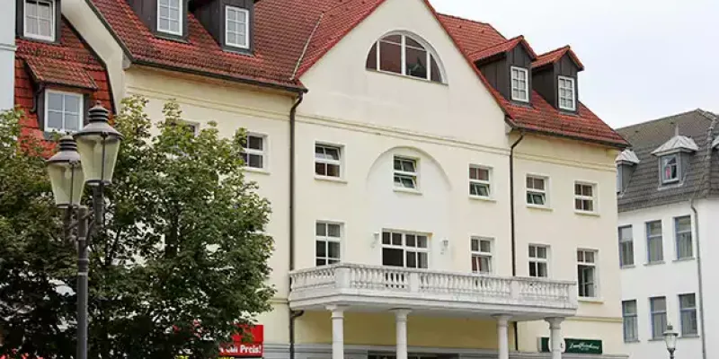 Mehrstöckiges Gebäude mit Balkon