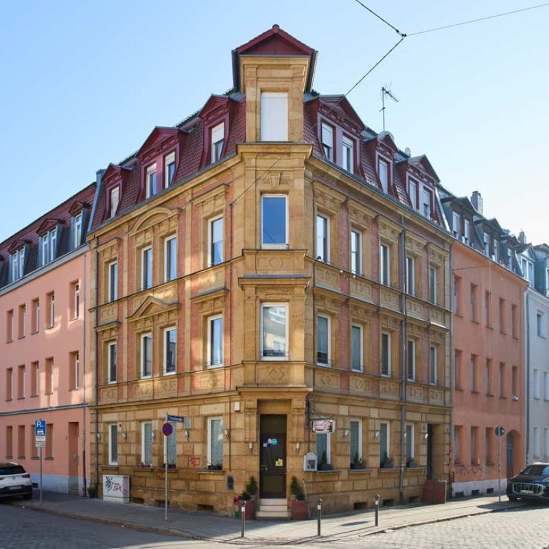 Troststraße 1, Nürnberg, mehrstöckiges Wohngebäude mit Sandsteinfassade, vorne Eckansicht