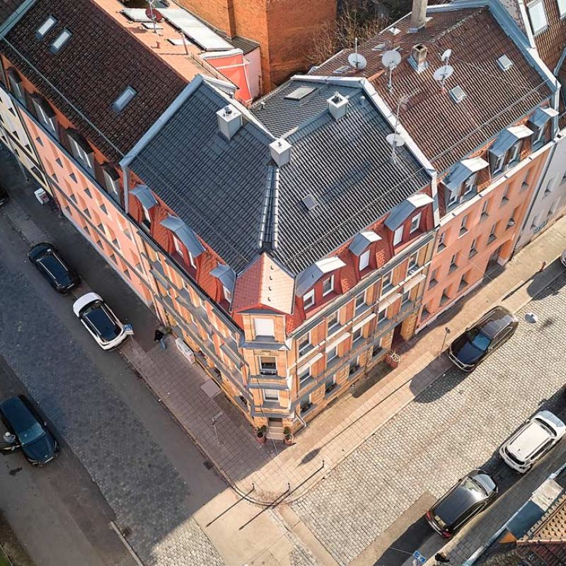Troststraße 1, Nürnberg, mehrstöckiges Wohngebäude mit Sandsteinfassade, Drohnenaufnahme Draufsicht