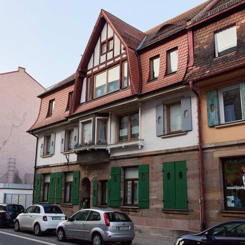 Johannisstraße 4, Fürth, Wohngebäude mit historischer Fassade, seitlich, rechts, unten