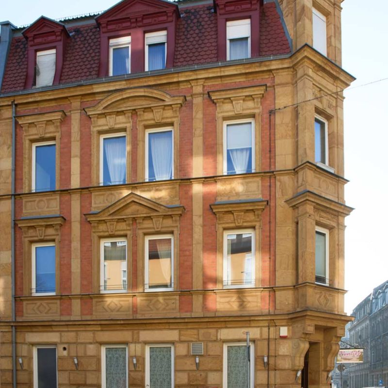 Troststraße 1, Nürnberg, mehrstöckiges Wohngebäude mit Sandsteinfassade, seitlich links