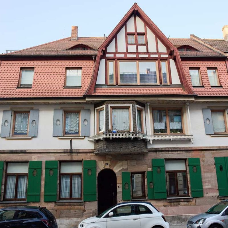Johannisstraße 4, Fürth, Wohngebäude mit historischer Fassade von vorne