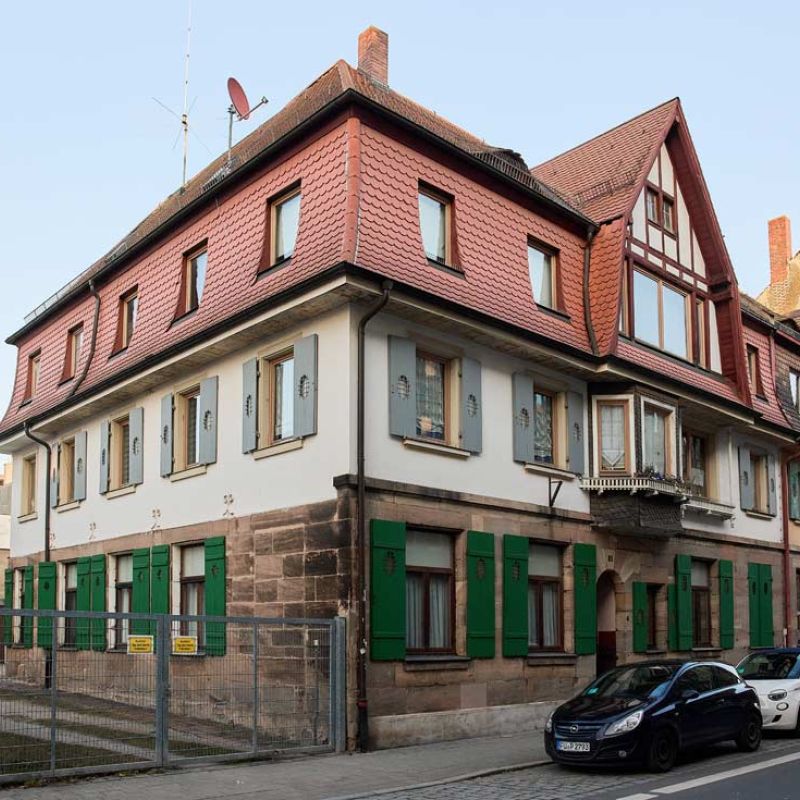Johannisstraße 4, Fürth, Wohngebäude mit historischer Fassade, seitlich, links, unten