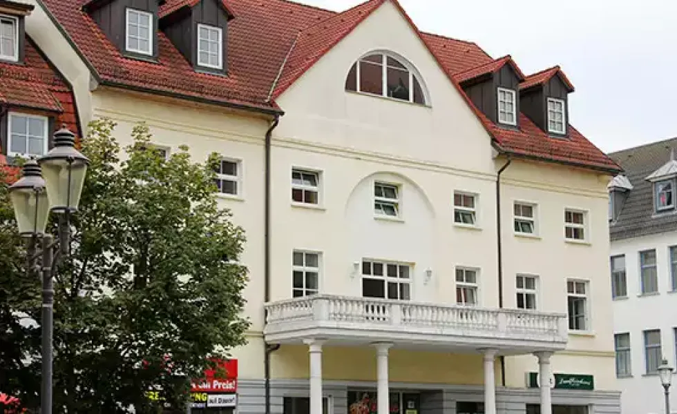 Helles mehrstöckiges Gebäude mit Balkon