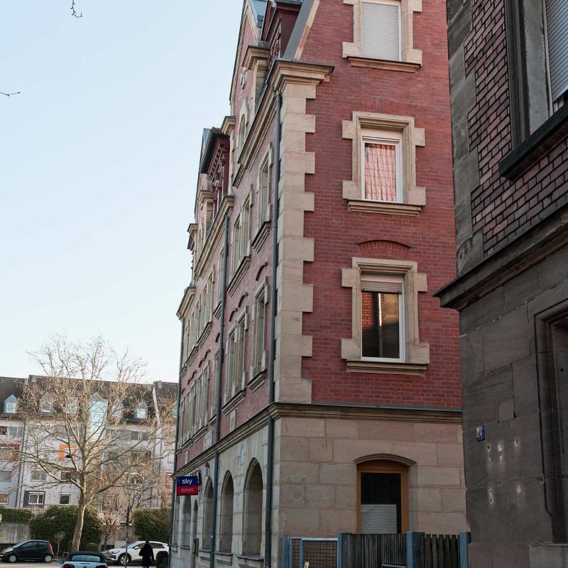 Kreuzsteinstraße 26, Nürnberg, mehrstöckiges Wohngebäude mit roter Fassade, seitlich, Strassenansicht