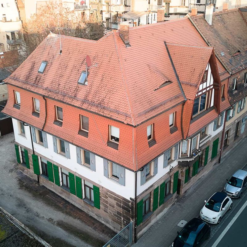 Johannisstraße 4, Fürth, Wohngebäude mit historischer Fassade, Drohnenaufnahme